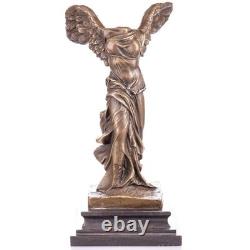 Statue en bronze de Victoire de Samothrace sur un socle en marbre d'après Nick