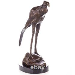 Statue en bronze du secrétaire Vogel sur un socle en marbre noir d'après Bugatti
