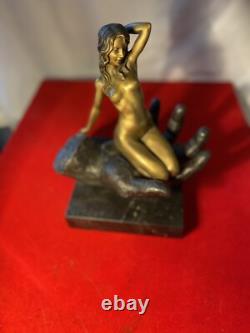 Statue érotique en bronze et marbre femme nue signée JUNO