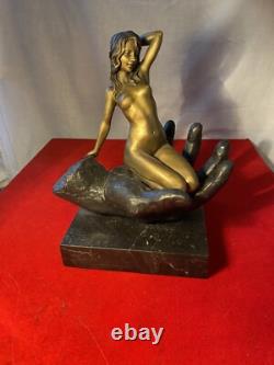 Statue érotique en bronze et marbre femme nue signée JUNO
