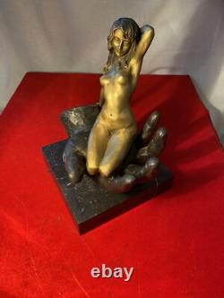 Statue érotique en bronze et marbre femme nue signée JUNO