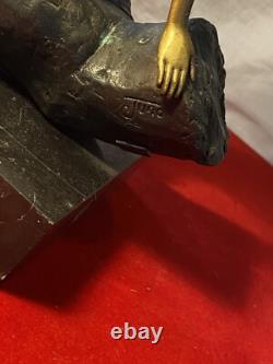Statue érotique en bronze et marbre femme nue signée JUNO