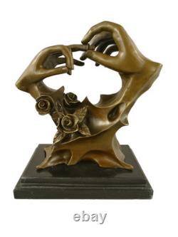 Statue moderne en bronze L'épinglage des anneaux sur un marbre d'après Milo