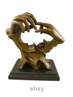 Statue moderne en bronze L'épinglage des anneaux sur un marbre d'après Milo