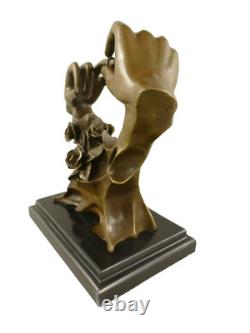 Statue moderne en bronze L'épinglage des anneaux sur un marbre d'après Milo