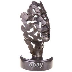 Visage de figure en bronze moderne sur un marbre noir